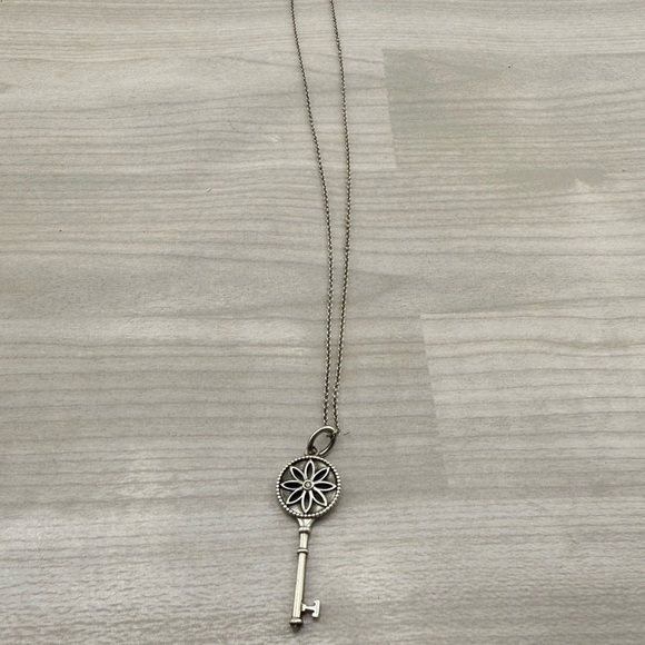 Tiffany & Co. 9.25 S. Silver Daisy Key Pendant With Diamond Necklace - Picture 3 of 9